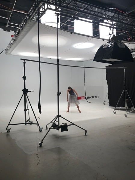 Filmstudio shooting für SBB mit Tänzerin vor grossem Himmel mit Space Lights für schönes weiches Licht.